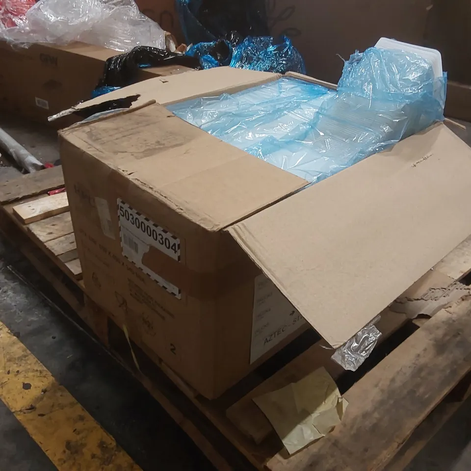 BOX CONTAINING A VERY LARGE QUANTITY OF PLASTIC FOOD TRAYS