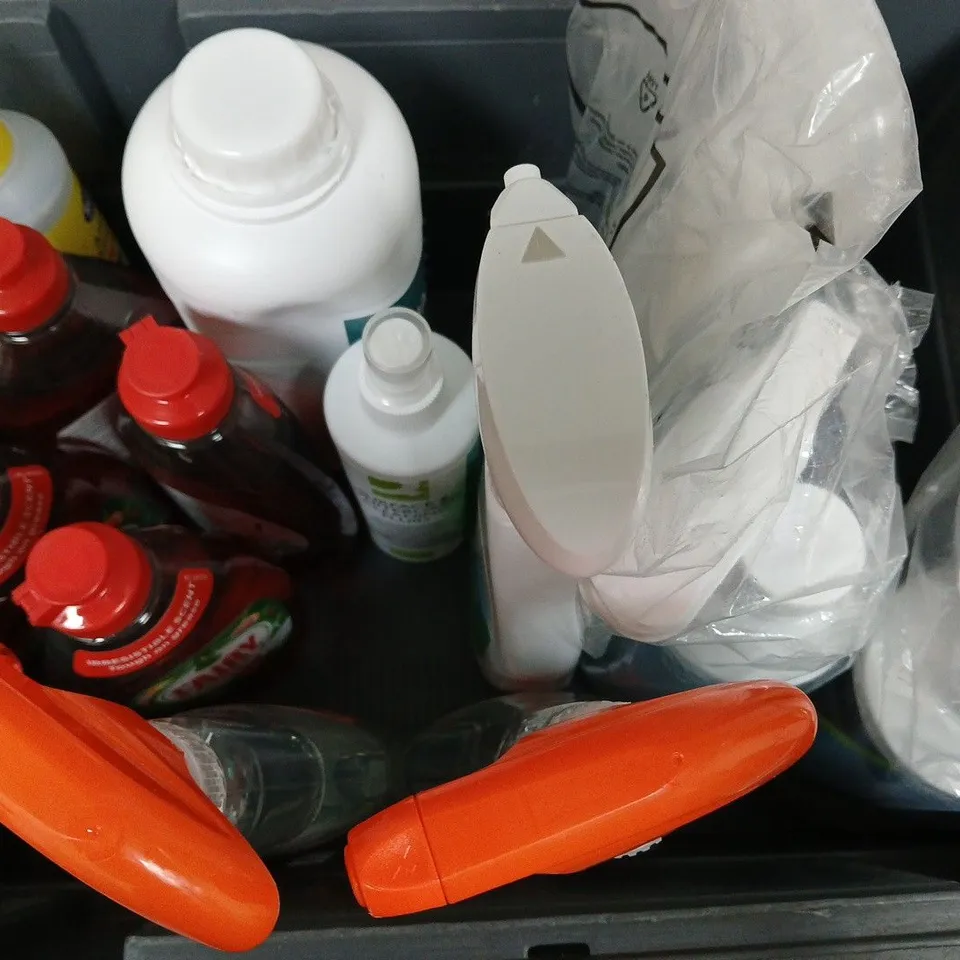 APPROXIMATELY 10 ASSORTED ITEMS TO INCLUDE - BUBBLE , ASEVI , EPOXY RESIN A ETC