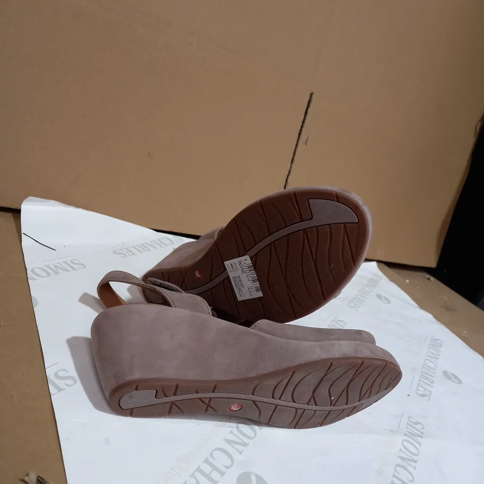 OUTLET CLARKS UN PLAZA CROSS SLINGBACK SANDAL STANDARD FIT - UK SIZE 7, BROWN NUBUCK 