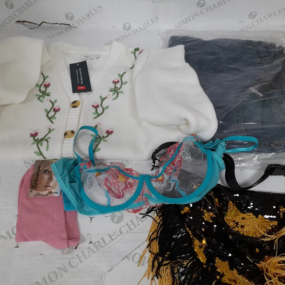 BOX OF APPROXIMATELY 25 ASSORTED CLOTHING ITEMS TO INCUDE - BAG  , JUMPER  , JEANS , SOCKS, ETC