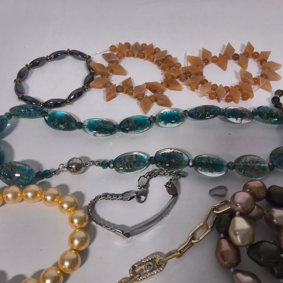 LOT OF 15 UNPACKAGED FASHION JEWELLERY ITEMS IN VARIOUS STYLES