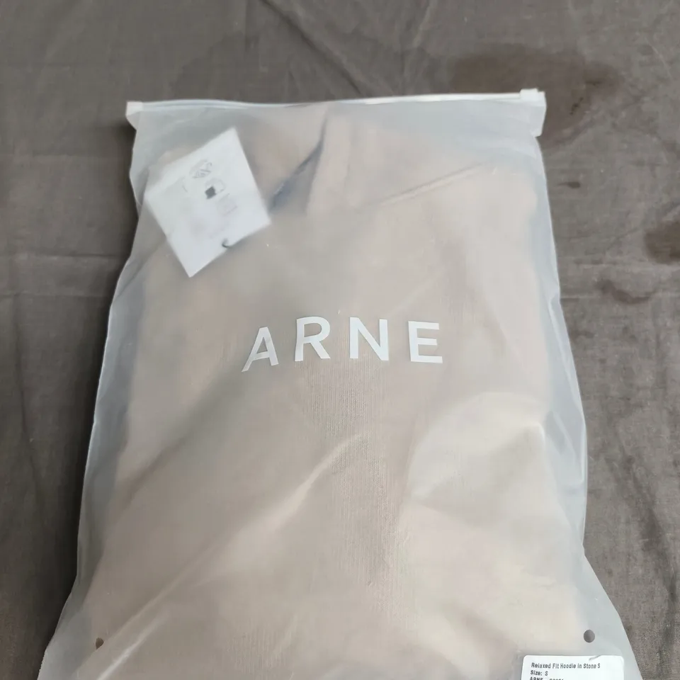 ARNE RELAXED FIT HOODIE IN STONE – SIZE S