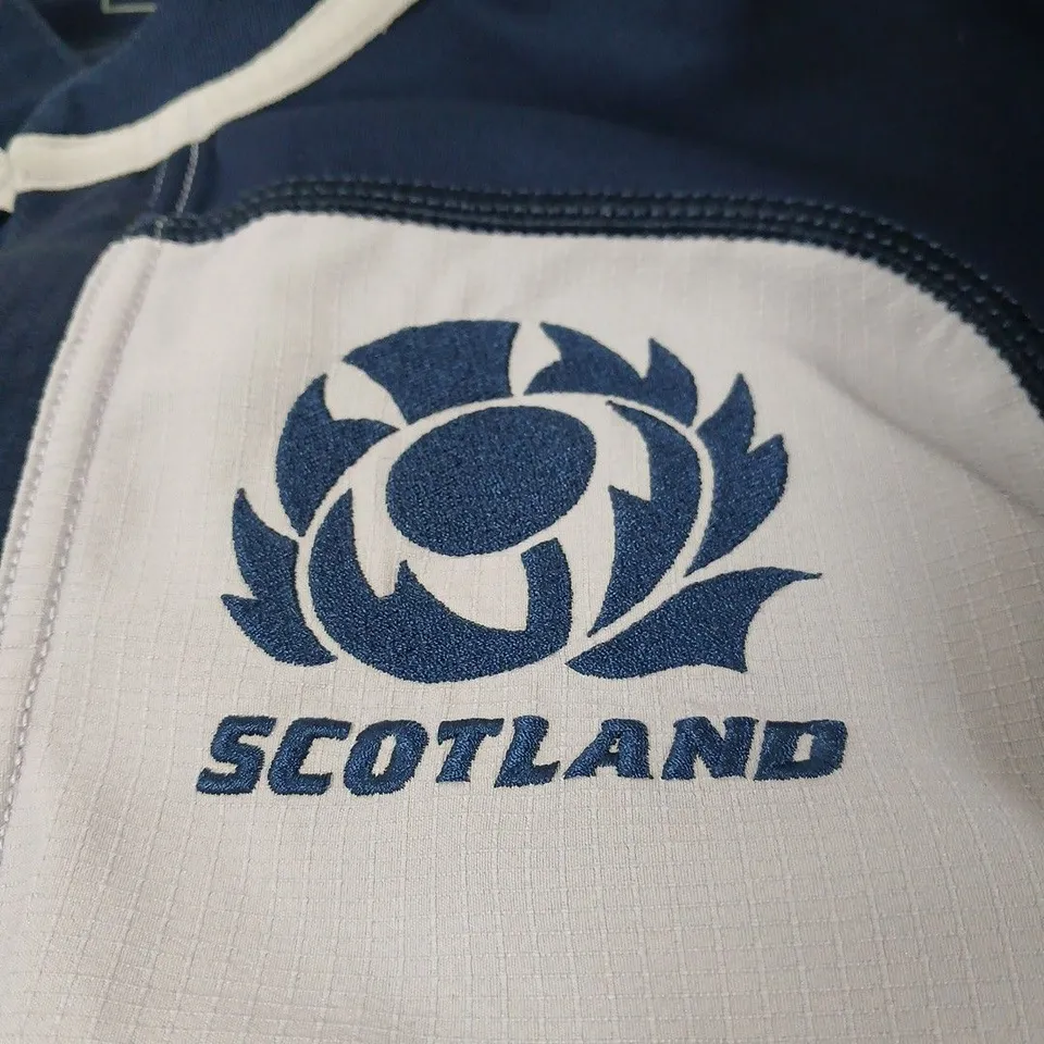 SCOTLAND RUGBY JERSEY BY MACRON – NAVY/WHITE, SIZE M (H 172-177 CM)