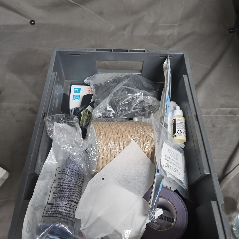 APPROXIMATELY 15 ASSORTED HOUSEHOLD ITEMS TO INCLUDE HOT GLUE GUN, CLOUD SOAP DISH, STRADIVARIUS WALLET PURSE ETC 