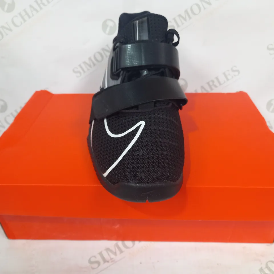 BOXED PAIR OF NIKE ROMALEOS 4 SHOES IN BLACK/WHITE UK SIZE 7.5