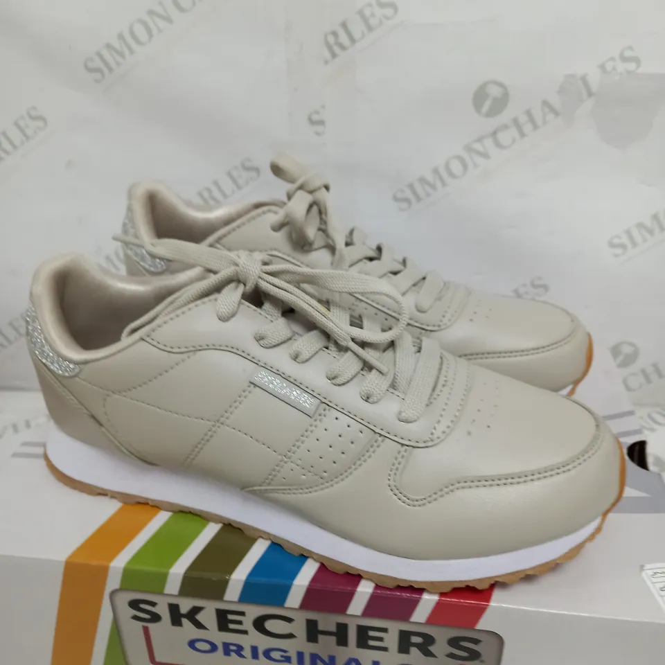 SKECHERS OLD SCHOOL TRAINER IN TAUPE SIZE 6