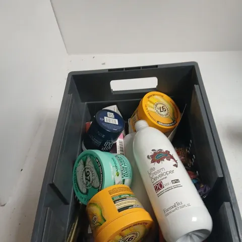 TOTE OF APPROXIMATELY 20 ASSORTED COSMETICS TO INCLUDE: AUSSIE CONDITIONER