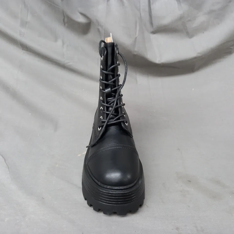 BOXED PAIR OF PRETTY LITTLE THING LACE UP CHUNKY SOLE HIKER BOOTS IN BLACK UK SIZE 3