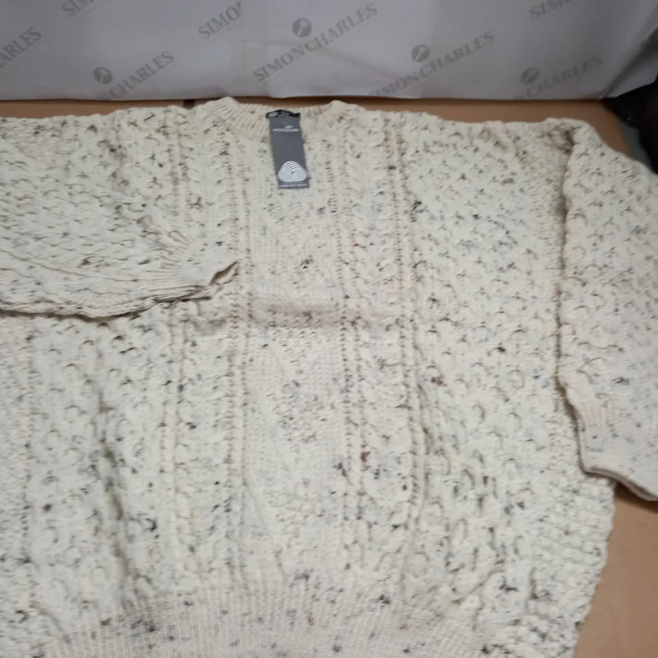 LOT OF 10 AS NEW PURE NEW WOOL KNITTED CREW JUMPERS IN ECRU - ALL L