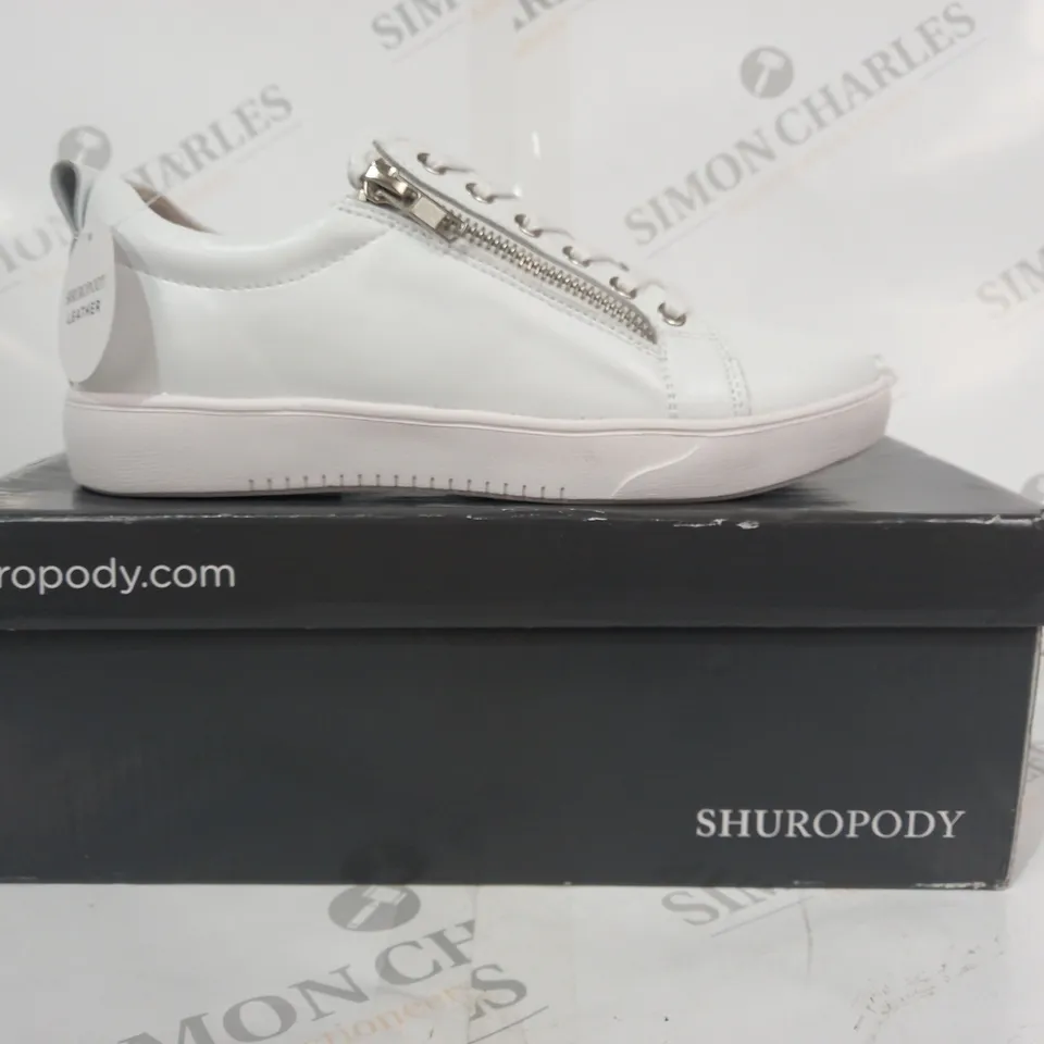 BOXED PAIR OF SHUROPODY SHOES IN WHITE UK SIZE 4