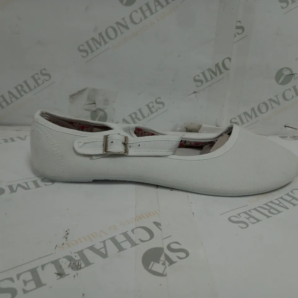 APPROXIMATELY 12 ZONE FLATS IN WHITE TO INCLUDE SIZES 5, 7