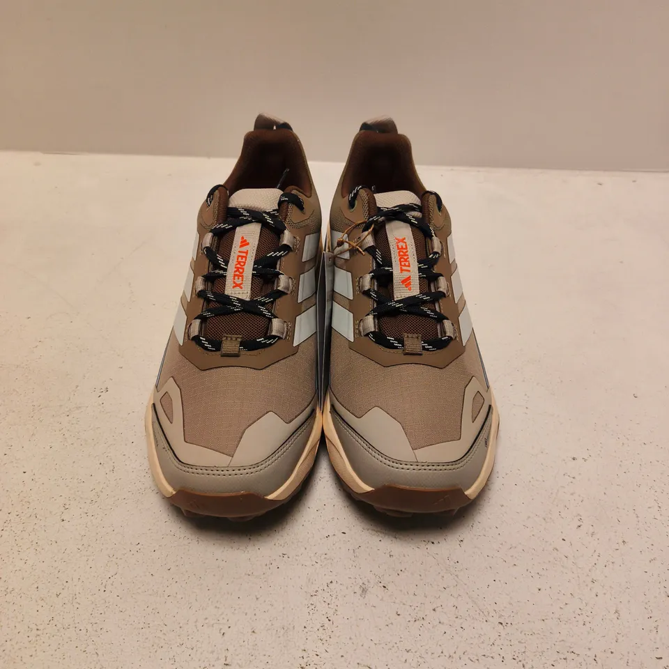 UNBOXED PAIR OF ADIDAS TERREX SKYCHASER AX IN BEIGE MULTI - UK 8