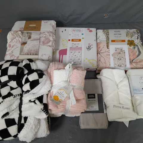 APPROXIMATELY 8 ASSORTED HOUSEHOLD ITEMS TO INCLUDE VARIOUS BEDDING IN VARIOUS SIZES AND STYLES