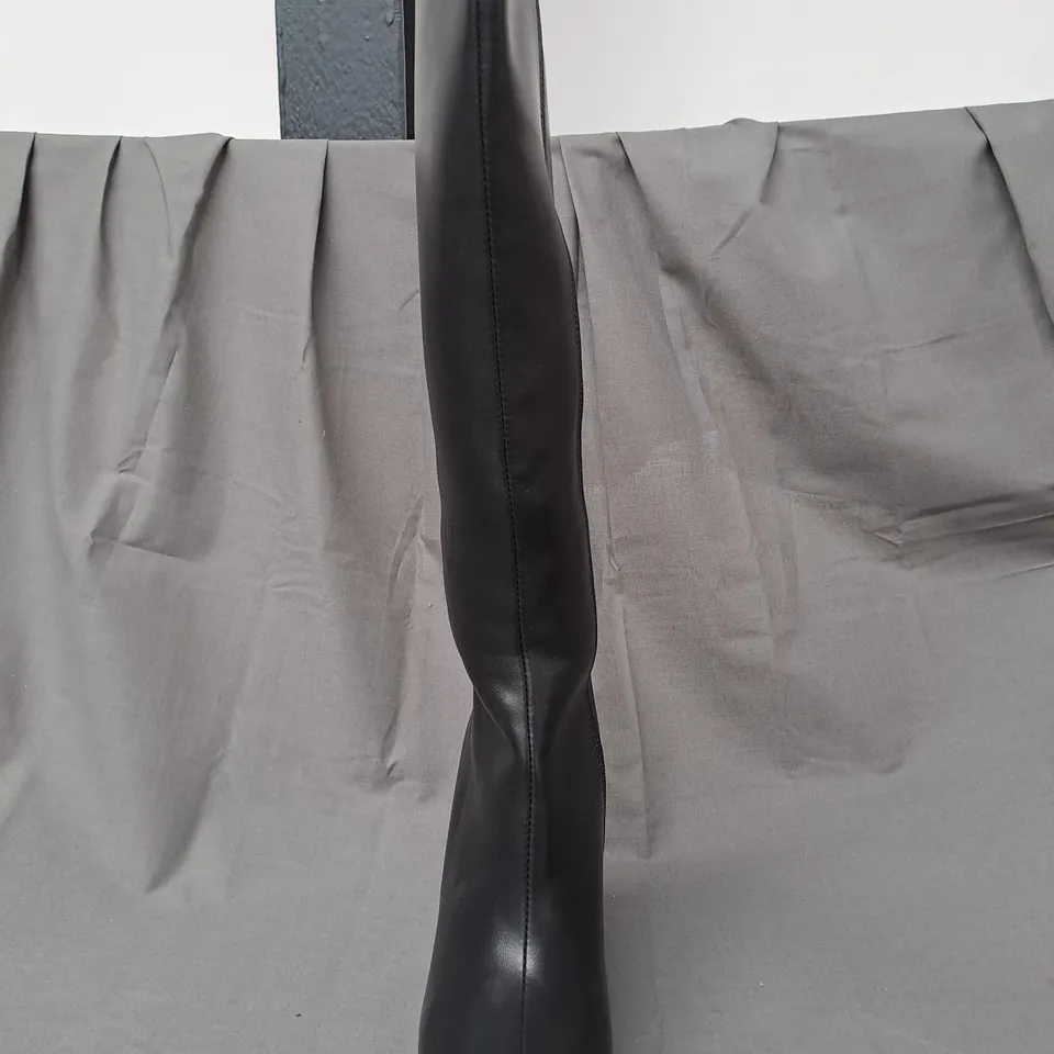 BOXED PAIR OF DESIGNER PLATFORM BLOCK HEEL CHUNKY KNEE-HIGH BOOTS IN BLACK SIZE 4