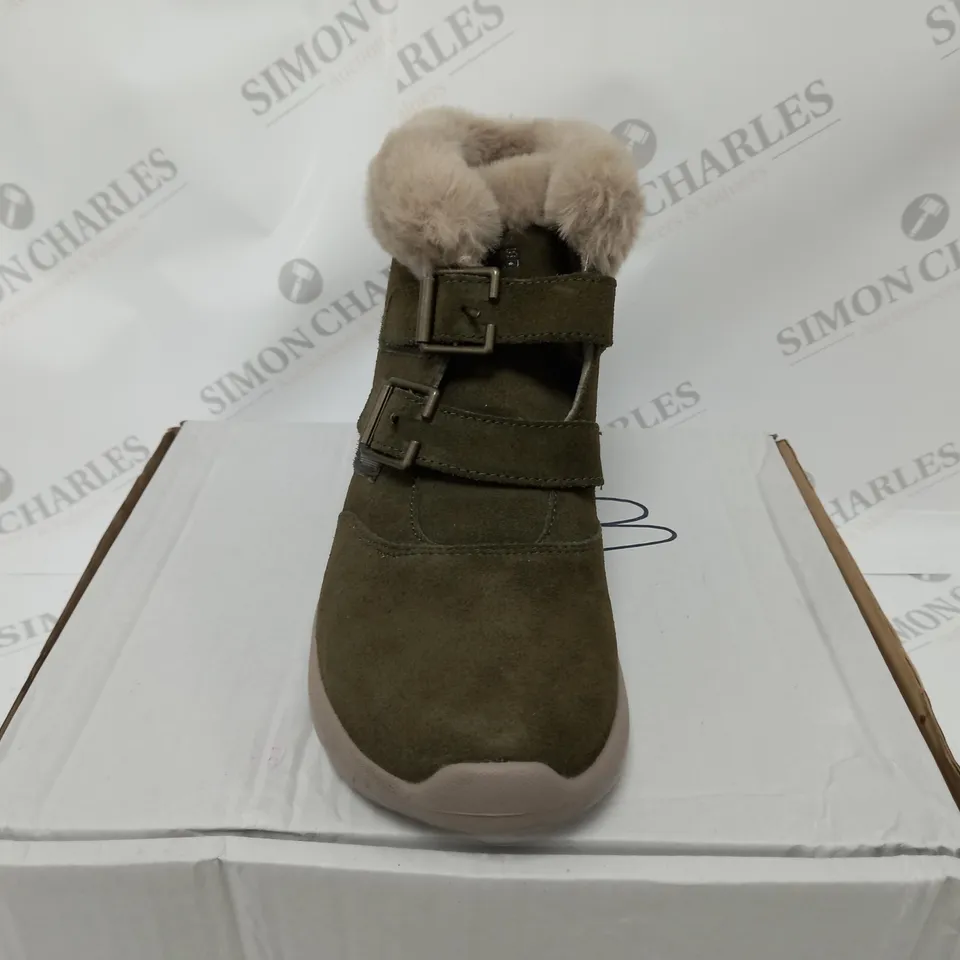 PAIR OF SKECHERS WINTER FLING ON THE GO BOOTS OLIVE SIZE 5
