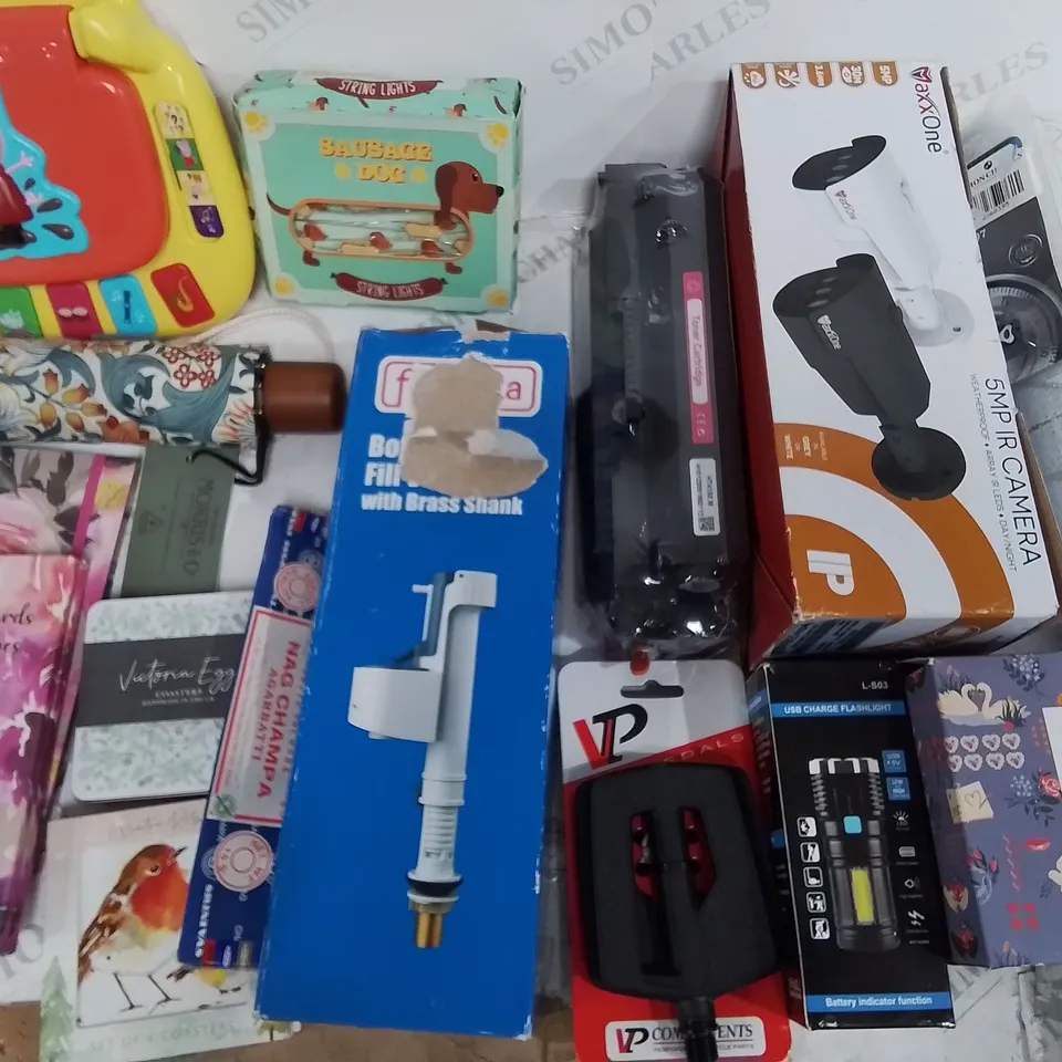 LOT OF ASSORTED HOUSEHOLD ITEMS TO INCLUDE 5MP IR CAMERA, BICYCLE PEDALS, MORRIS & CO UMBRELLA AND CATH BIDSTON SCENTED CANDLE