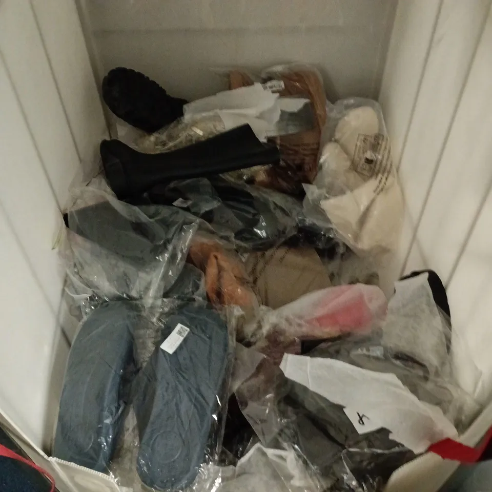 LARGE QUANTITY OF ASSORTED SHOES AND TRAINERS IN VARIOUS SIZES