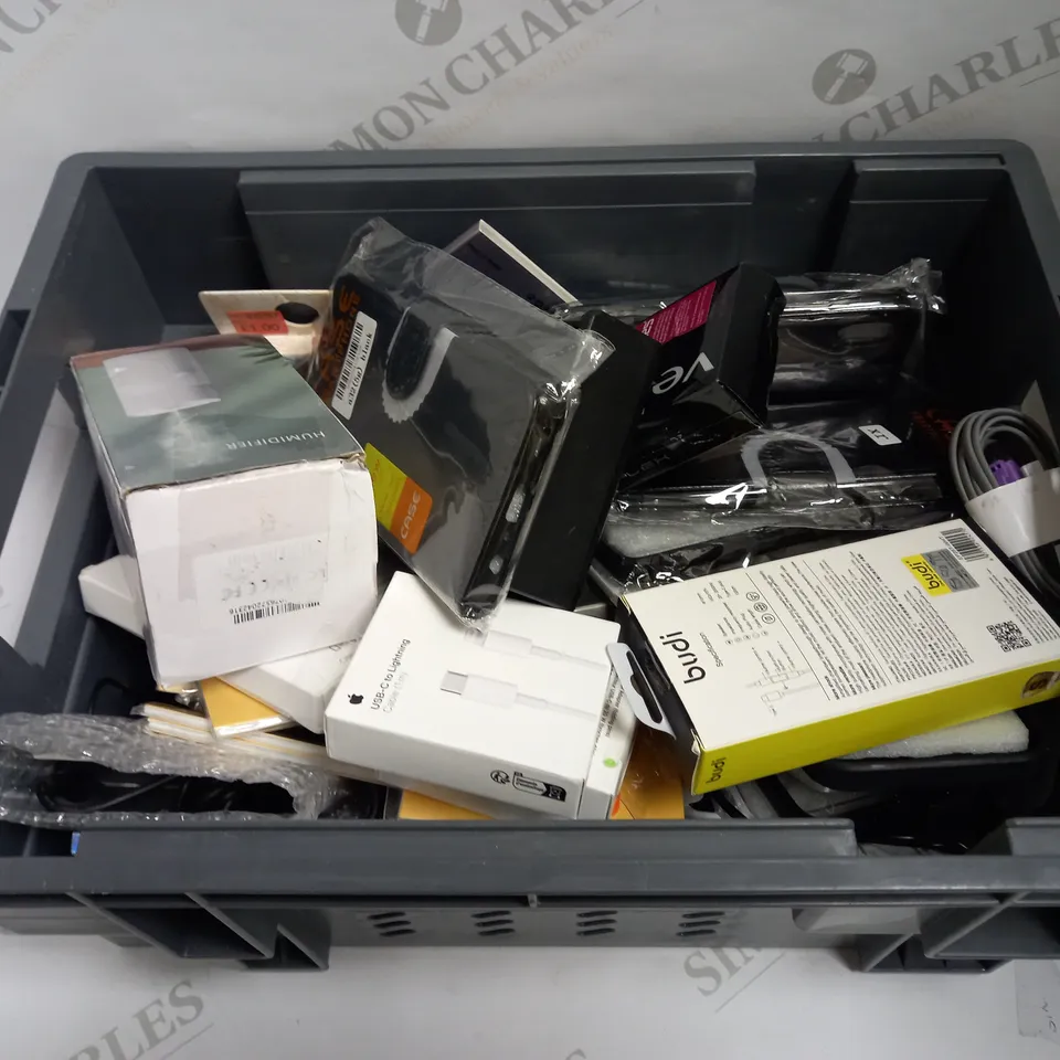 LOT OF APPROXIMATELY 20 ASSORTED MOBILE & ACCESSORIES TO INCLUDE TYPE-C TO USN HUB, APPLE USB-C POWER ADAPTER, EIZFAN PRO Q4 INTELLIGENT CHARGER, ETC