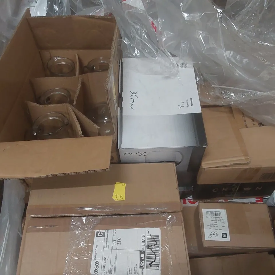 PALLET CONTAINING A VERY LARGE QUANTITY OF ASSORTED CATERING PRODUCTS INCLUDING: NUDE WINE GLASSES, UTOPIA GLASS JUGS, DISPOSABLE DISHES, TORK DINNER NAPKINS ECT