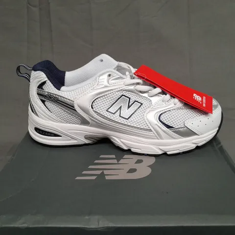 BOXED PAIR OF NEW BALANCE 530 IN NAVY SIZE 6 1/2