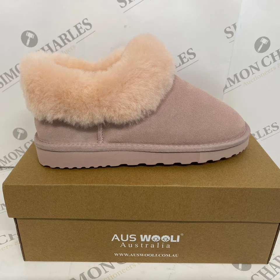 BOXED PAIR OF AUS WOOLI SIZE 6