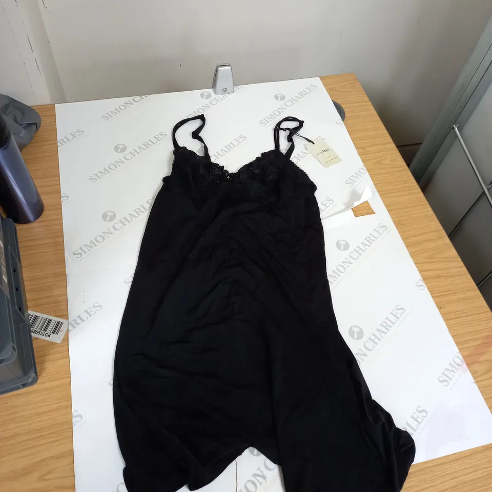 BOX OF ASSORTED CLOTHING TO INCLUDE TOPS, DRESSES, SOCKS, JUMPERS ETC