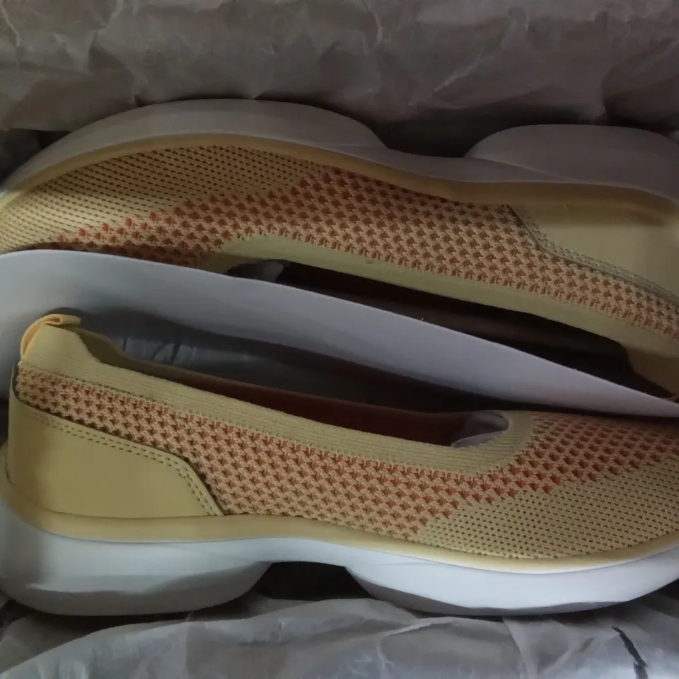BOX CONTAINING 6 PAIRS OF VIONIC SHOES INCLUDING 5 × KALLIE BALRNA SUN 1× SIZE 5.5 4 × SIZE 6, KALLIE BALRNA LACK SIZE 8
