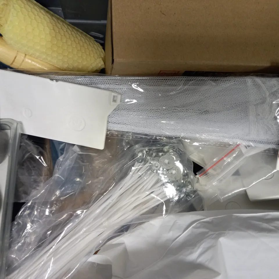 APPROXIMATELY 15 ASSORTED HOUSEHOLD ITEMS TO INCLUDE FINGERLESS GLOVES, SCENTED MELTS, ETC