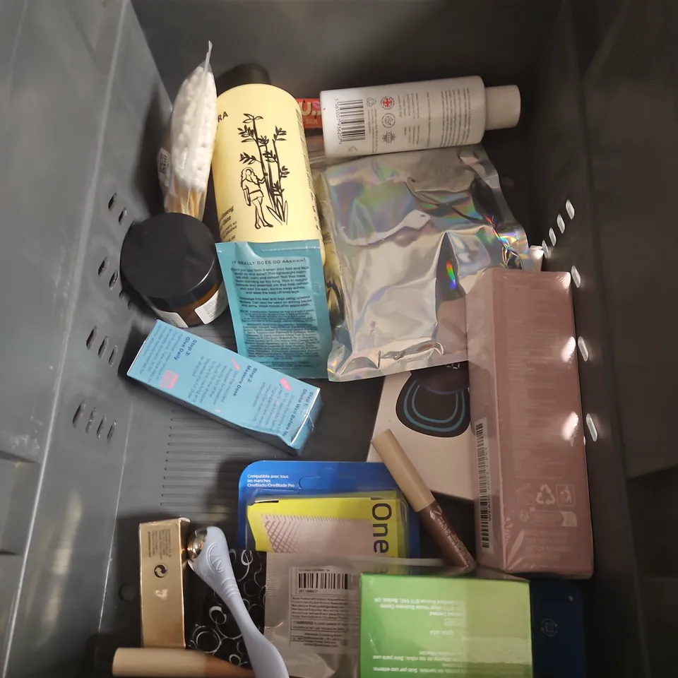 APPROXIMATEY 20 ASSORTED HEALTH AND BEAUTY PRODUCTS TO INCLUDE - GILLETTE FUSION 5 BLADES - GROWN ALCHEMIST REVIVE BODY CLEANSER - DR SQUATCH SOAP - ETC