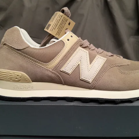 BOXED NEW BLANCE 574 BEIGE TRAINERS - UK 9.5