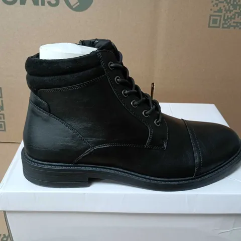 BOXED PAIR OF BUSINESS CLASS BENNETT LEATHER BOOTS - UK SIZE 10  
