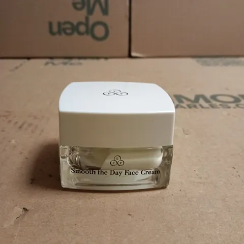 LOOK FABULOUS FOREVER SMOOTH THE DAY FACE CREAM 50ML