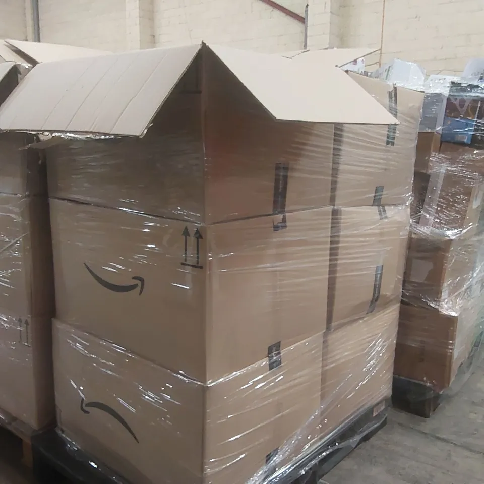 PALLET CONTAINING A VERY LARGE QUANTITY OF ASSORTED PHONE CASES/SCREEN PROTECTORS ECT