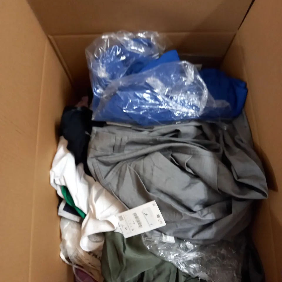 BOX OF APPROX 35 ASSORTED CLOTHING ITEMS TO INCLUDE - DRESSES, T-SHIRTS AND TROUSERS