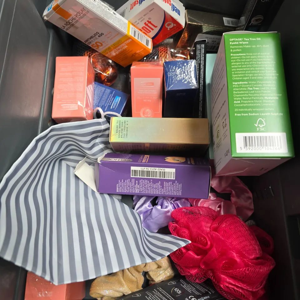APPROXIMATEY 20 HEALTH AND BEAUTY PRODUCTS TO INCLUDE - LISTERINE MOUTHWASH - MALIBU MOISTURISING AFTER SUN - JANI BALANCE FACE CREAM - ETC