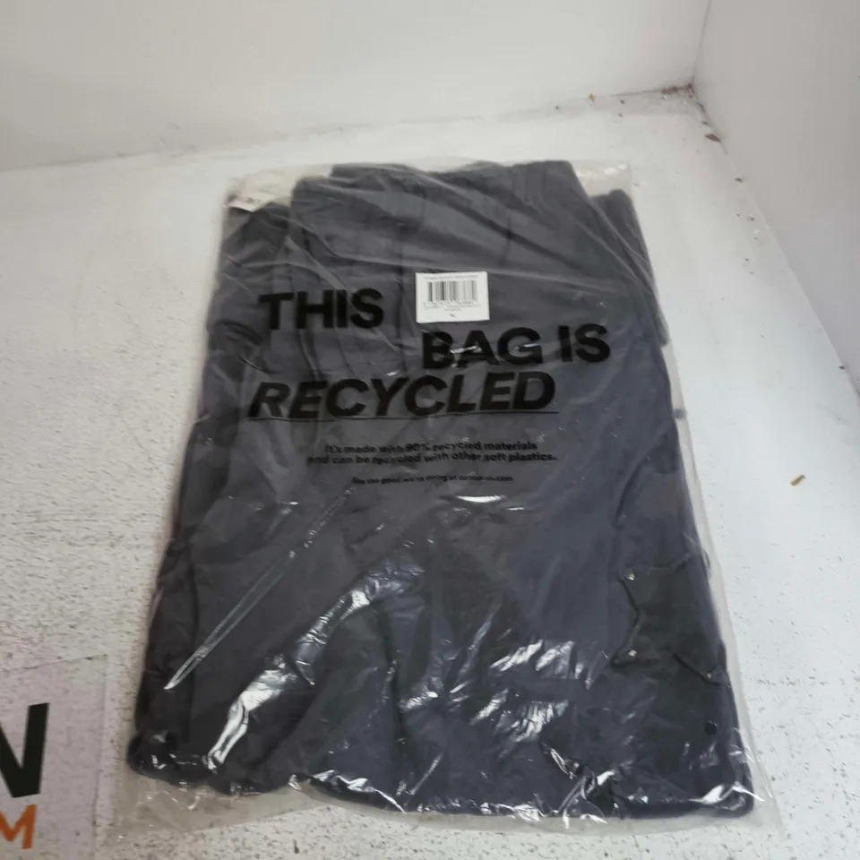BOX OF APPROXIMATELY 15 ASSORTED CLOTHING ITEMS TO INCLUDE: STARS BAGGY SWEATPANTS XL