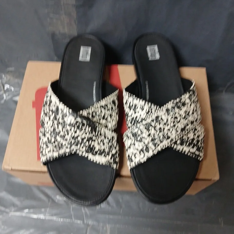 FITFLOP GRACIE WOVEN CROSS SLIDES – BLACK/IVORY RAFFIA, UK 06