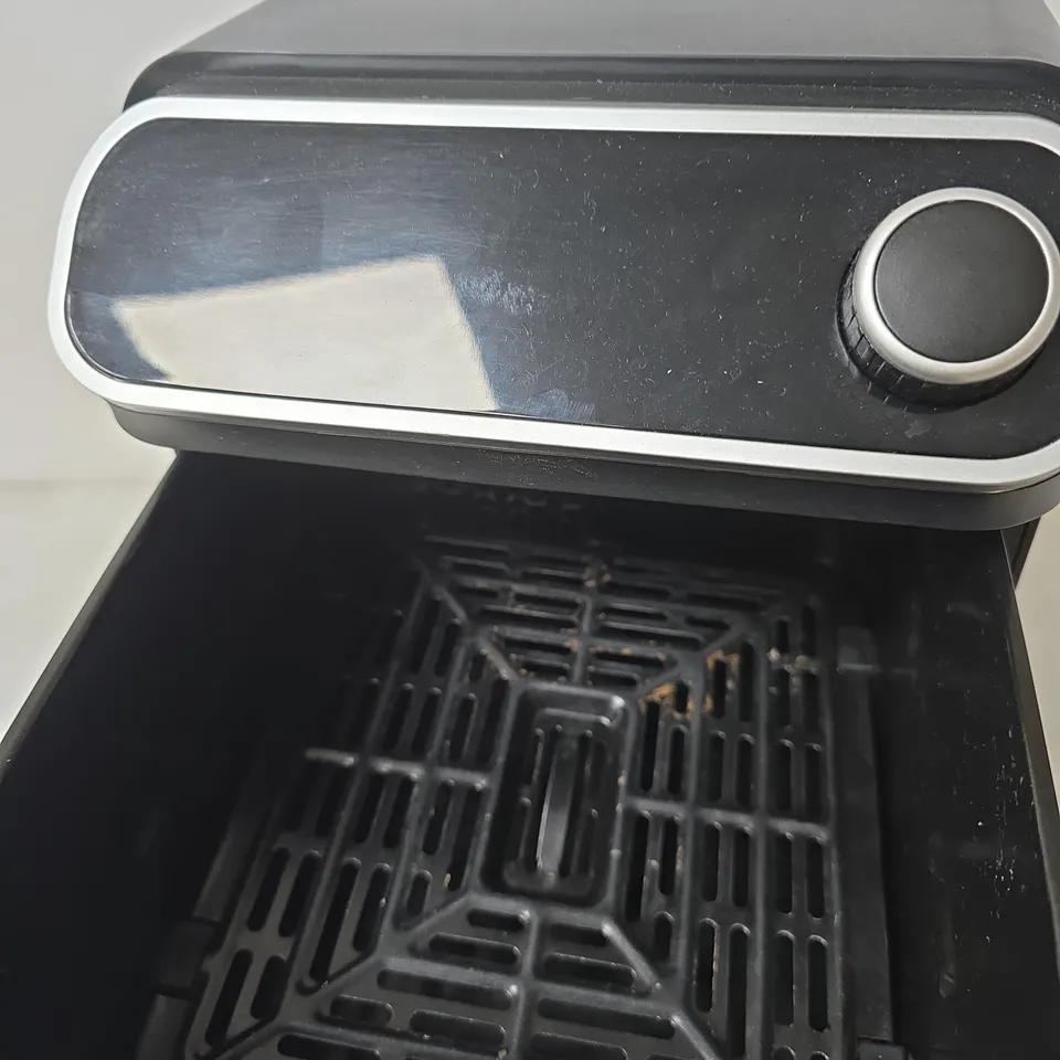 DAEWOO AIR FRYER WITH DUAL BASKET – BLACK - DAMAGE TO BACK OF APPLIANCE