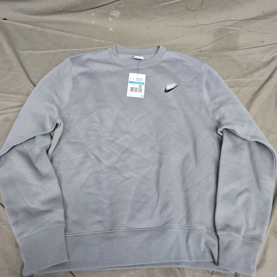 NIKE CREW SWEATSHIRT – MEN'S MEDIUM, GREY - MEDIUM