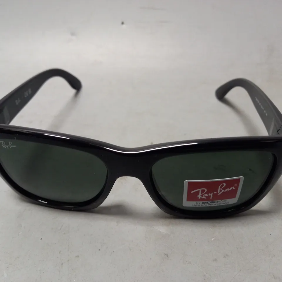 BOXED RAY-BAN SUNGLASSES IN BLACK FRAME W. DARK GREEN LENS