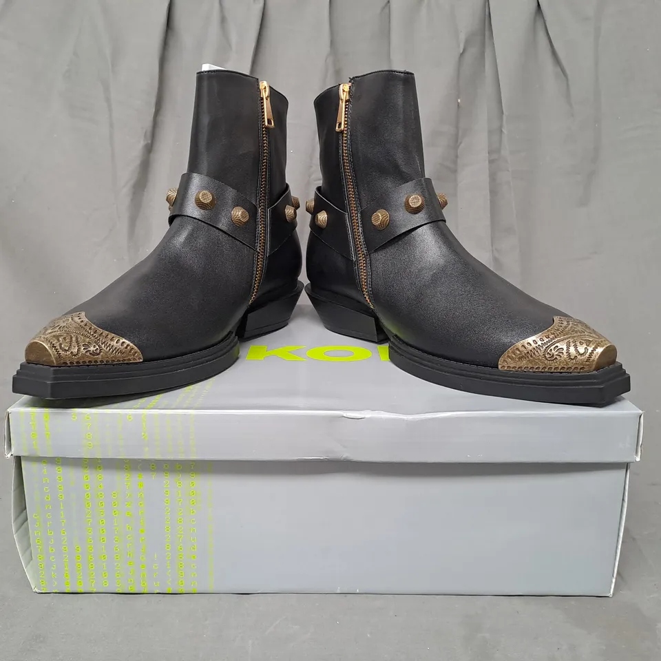 BOXED PAIR OF KOI SOUL RENDER COWBOY BOOTS IN BLACK/BRONZE EFFECT UK SIZE 8