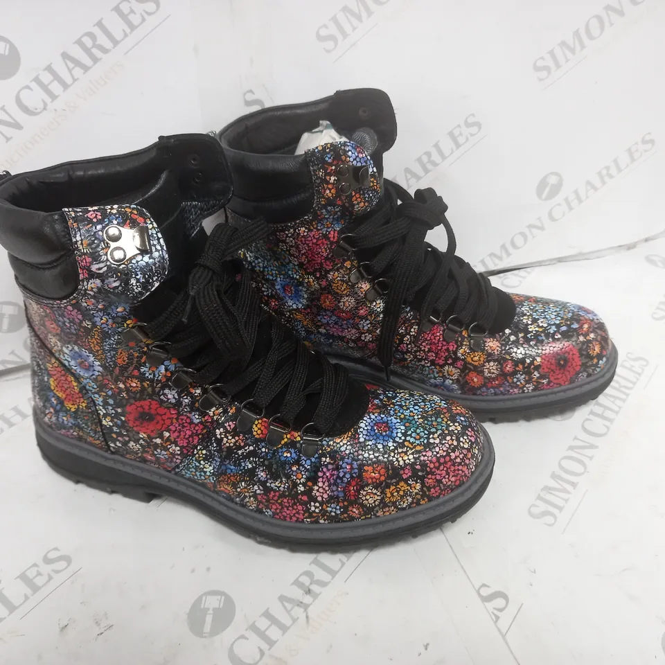 ADESSO HIKING BOOT FLORAL SIZE 7