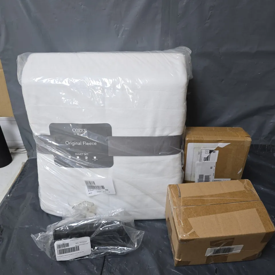 BOX OF APPROXIMATELY 15 ASSORTED ITEMS TO INCLUDE - BEDDING , SUNGLASSES , ETC 