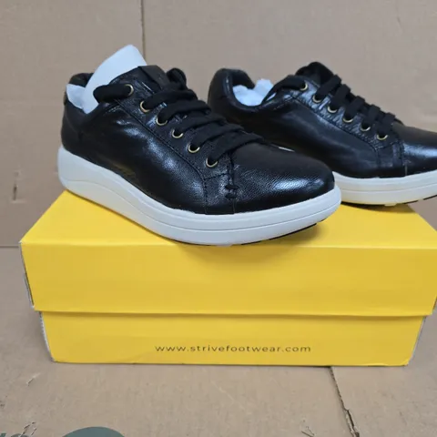 BOXED PAIR OF STRIVE DAKOTA LACE-UP TRAINERS IN BLACK SIZE 3
