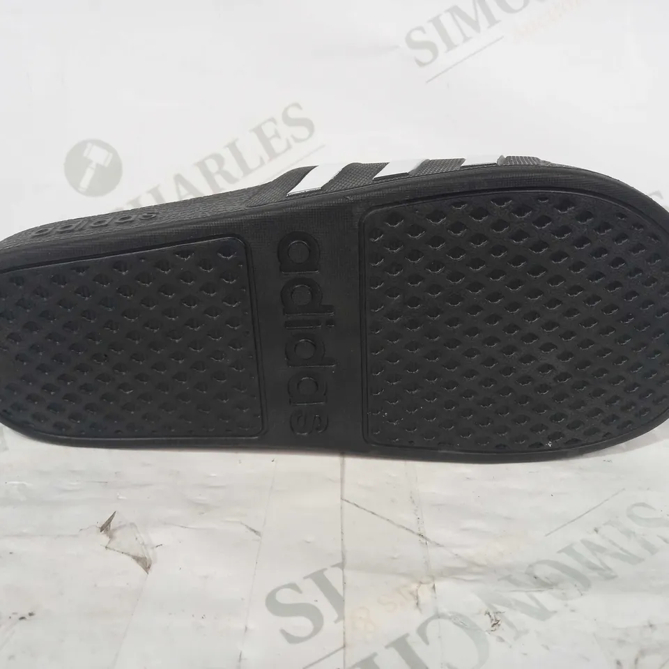 BOXED PAIR OF ADIDAS SLIDERS IN BLACK/WHITE UK SIZE 6