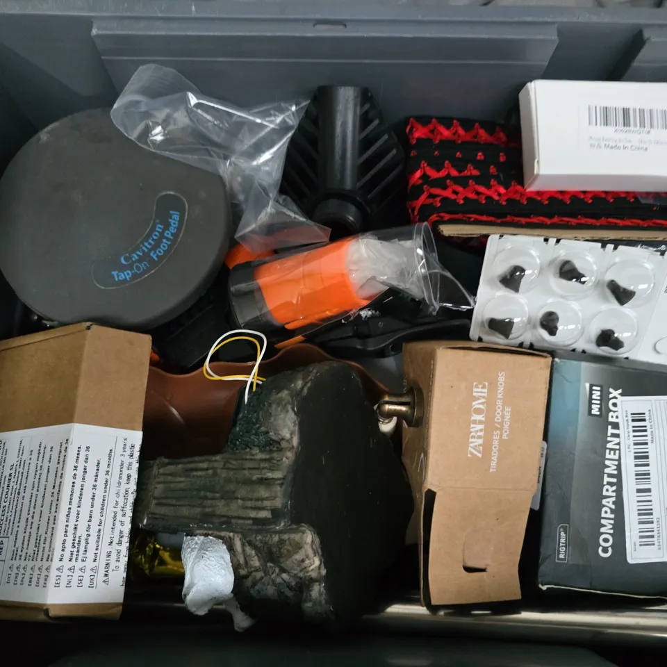 APPROXIMATELY 14 ASSORTED HOUSEHOLD ITEMS TO INCLUDE BACK TO SCHOOL LEATHER KIT, ZARAHOME DOOR KNOBS, CAVITRON TAP-ON FOOT PEDAL, ETC