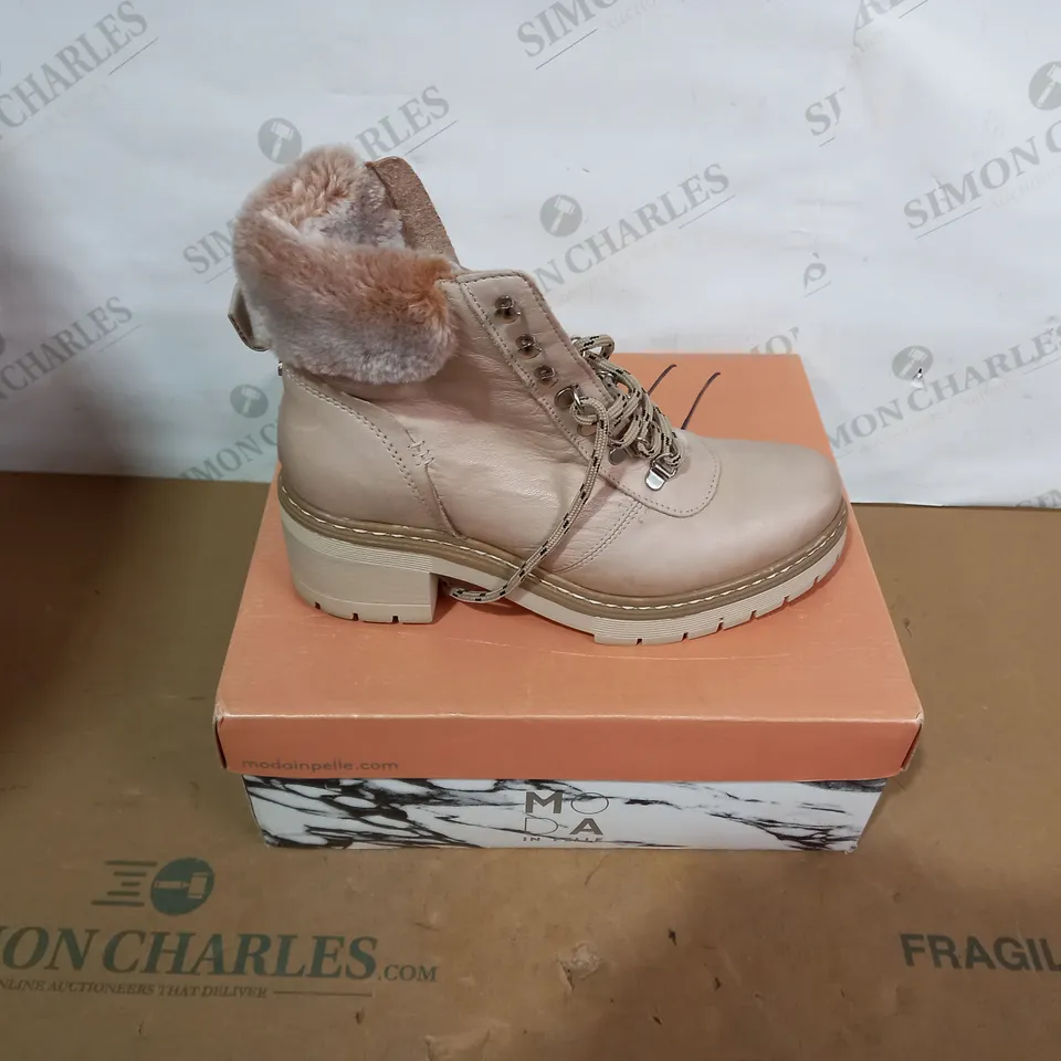 BOXED PAIR OF MODA IN PELLE BOOTS - SIZE 39