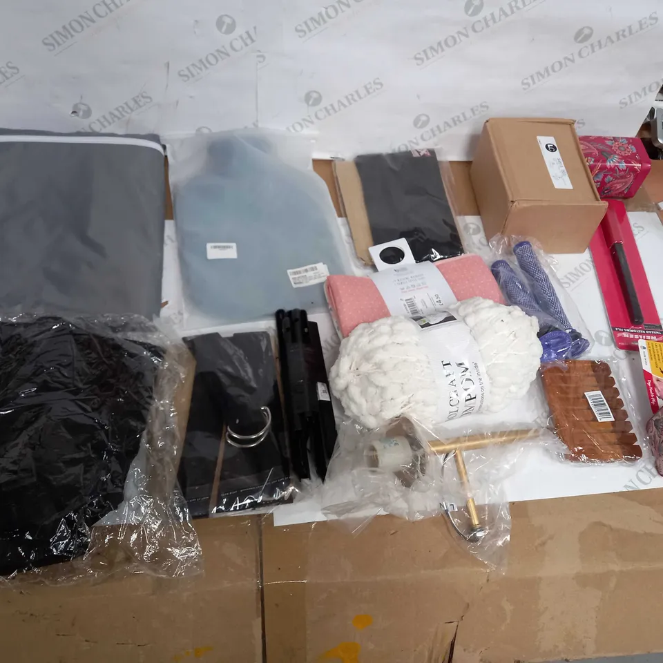 LOT OF APPROX 15 ASSORTED ITEMS TO INCLUDE HOT WATER BOTTLE, WOOL, VACUUM FILTERS ETC