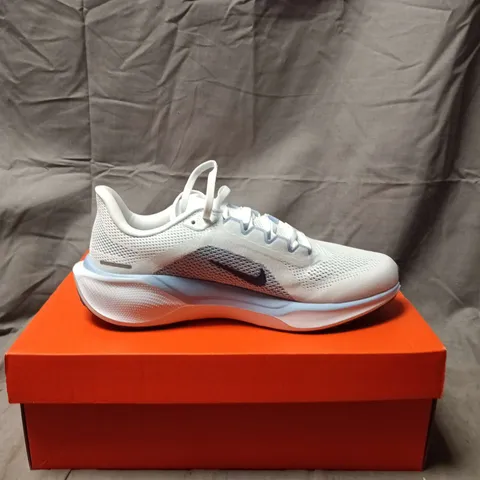 BOXED PAIR OF NIKE W AIR ZOOM PEGASUS 41 TRAINERS β WHITE/DIFFUSED BLUE, UK 7 (US 9.5)