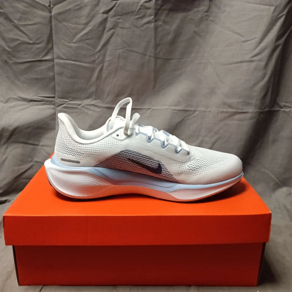 BOXED PAIR OF  NIKE W AIR ZOOM PEGASUS 41 TRAINERS – WHITE/DIFFUSED BLUE, UK 7 (US 9.5) 